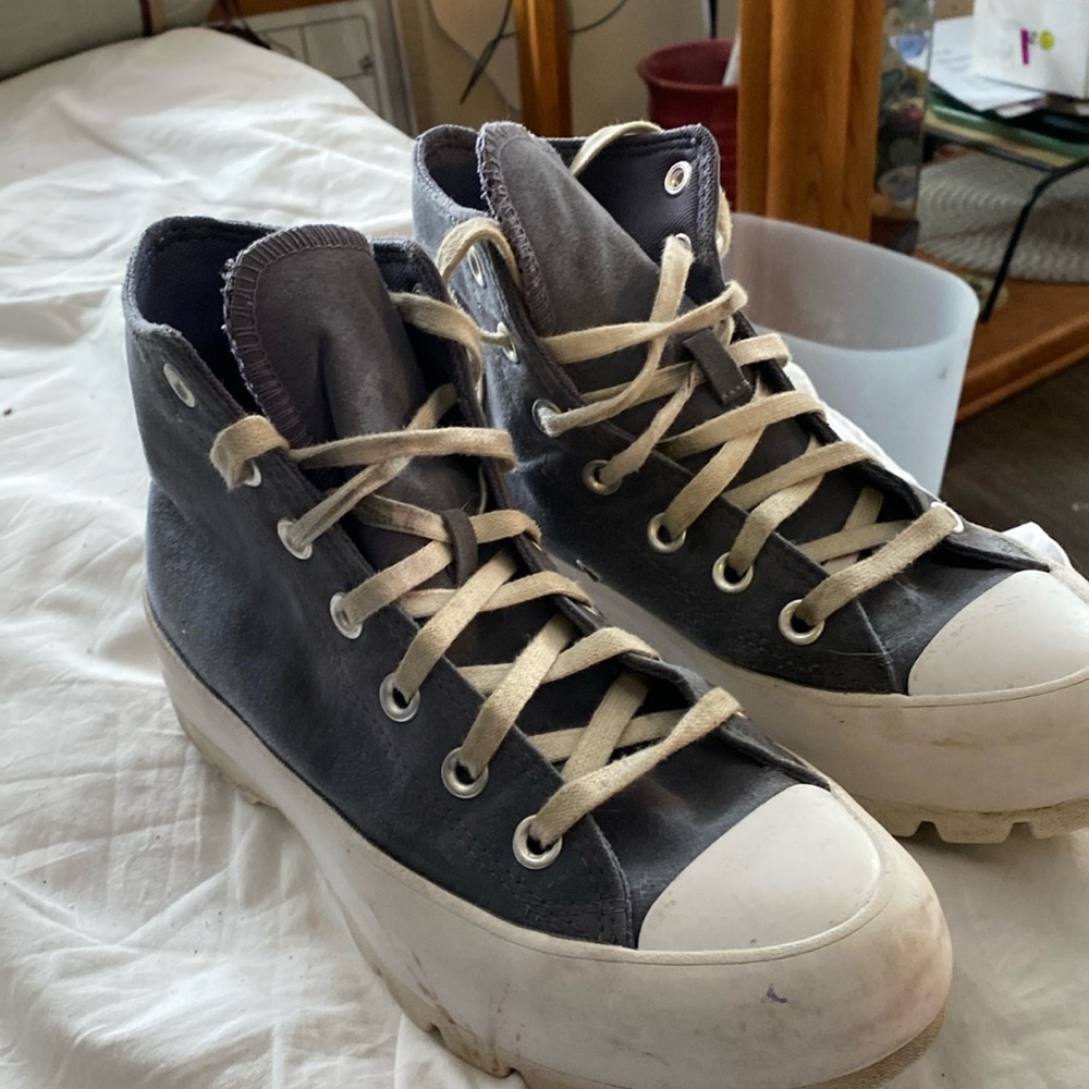 Chuck Taylor Converse All-Star size 7 ladies sneaker very lightly worn.